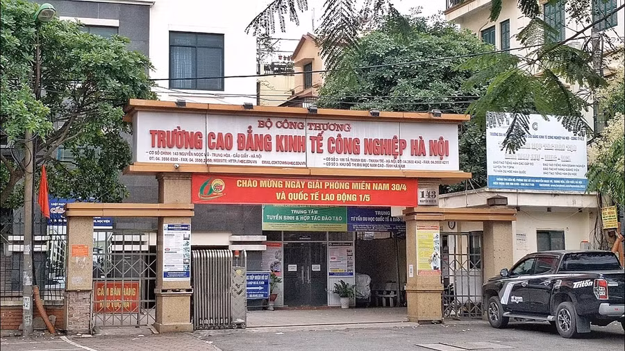 Trường Cao đẳng Kinh tế Công nghiệp Hà Nội trụ sở tại 143 Nguyễn Ngọc Vũ, phường Trung Hòa, quận Cầu Giấy, TP Hà Nội.