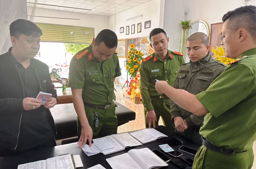 Công an Thanh Hóa kiểm tra một cơ sở cho vay tài chính. Ảnh: Công an cung cấp