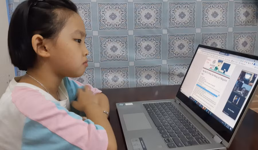 Năm học mới sắp đến cận kề, nhiều phụ huynh có con học lớp 1 trăn trở vì thiếu thiết bị học. Ảnh: Bảo An.