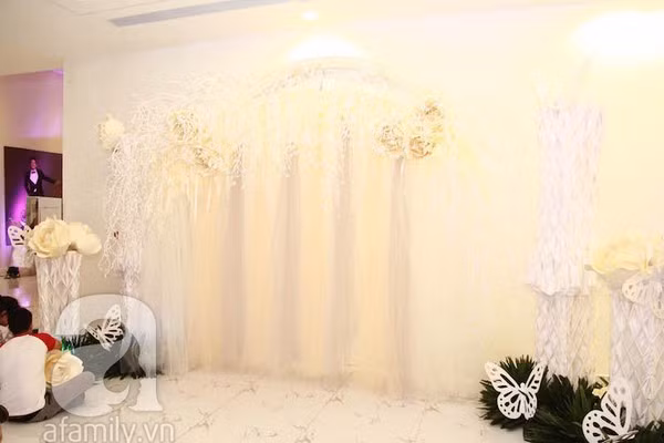 Cận cảnh tiệc cưới lãng mạn của Lê Thúy 9