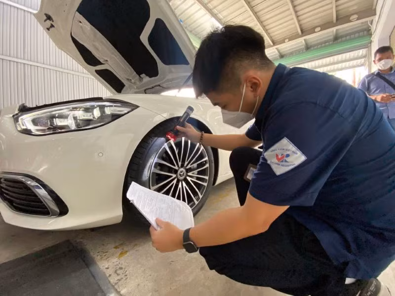 Đăng kiểm viên đang kiểm tra các chi tiết xe khi đăng kiểm. Ảnh: IT