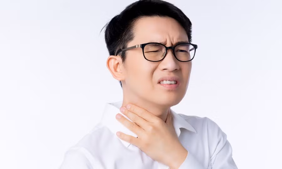 Viêm thanh quản khiến bệnh nhân không những khó chịu mà còn ảnh hưởng đến nghề nghiệp. Ảnh minh họa