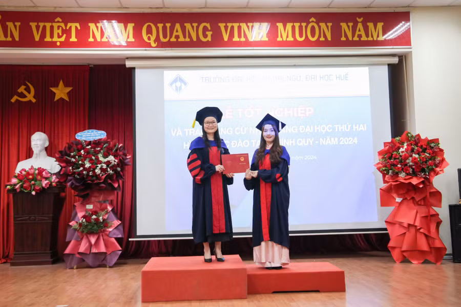 Tân cử nhân vui mừng và hạnh phúc khi được nhận bằng tốt nghiệp.