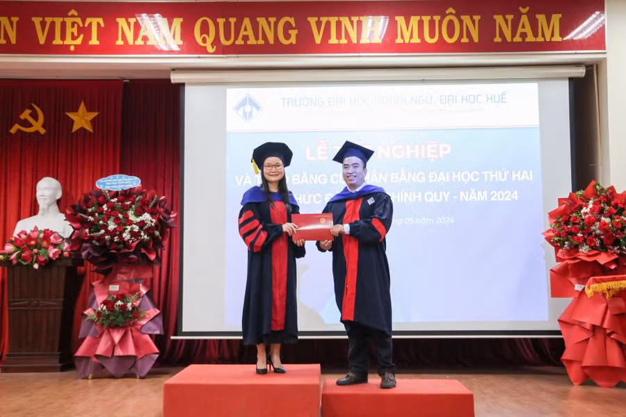Trao bằng tốt nghiệp cho các tân cử nhân.