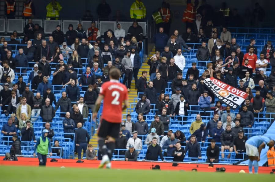 Người hâm mộ Man Utd bỏ về ngay trong hiệp một để lại nhiều chỗ trống trên khán đài.