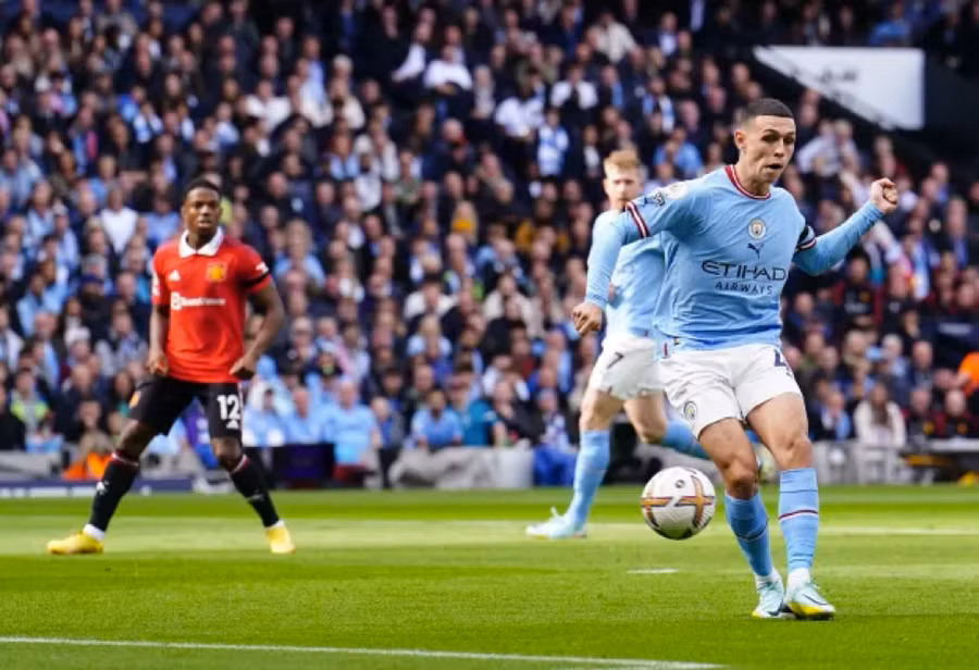 Phil Foden cũng có đêm rực sáng với cú hat-trick bàn thắng cho Man City vào lưới Man Utd.