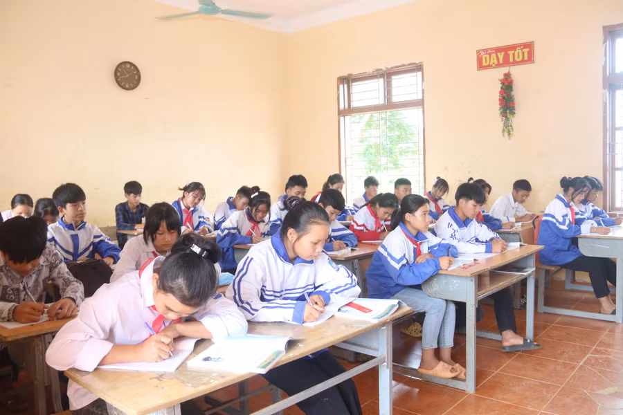 Bằng sự nhiệt huyết và lòng yêu nghề, cô Hoa luôn được học sinh quý mến.