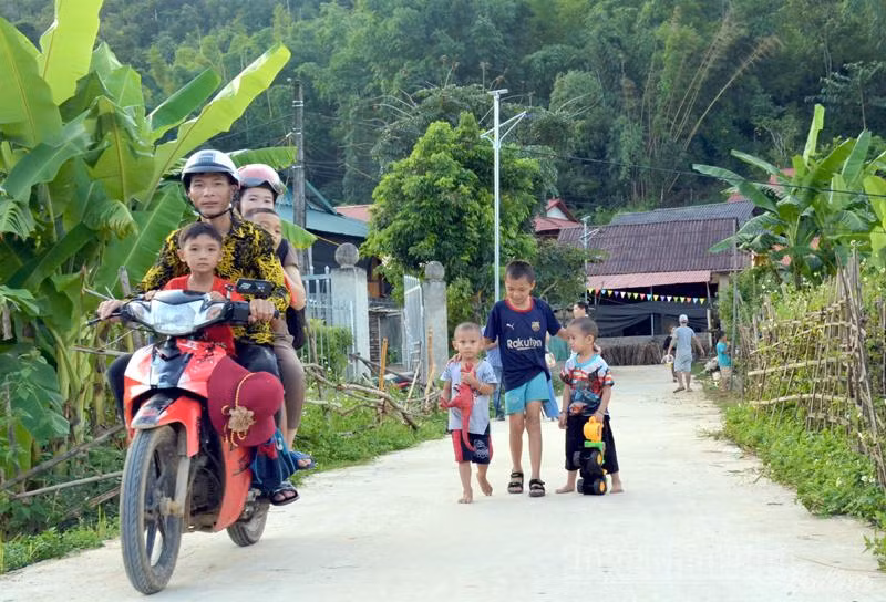 Người dân bản Che Phai 1 đi trên 'Con đường nhân ái' số 9 được trải bê tông thẳng tắp.