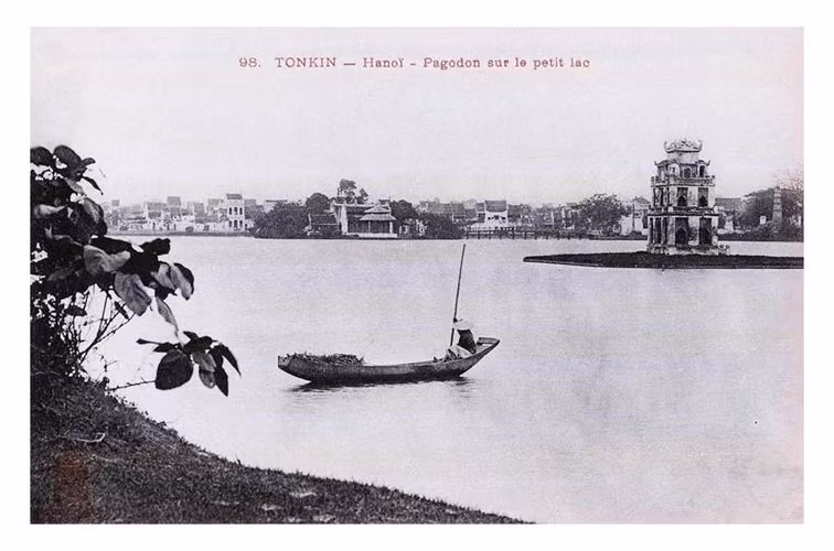 Nhiều hình ảnh quý hiếm về Hồ Gươm được công bố tại triển lãm 'Hồ Gươm - Giao lộ Đông Tây'. Nhiều hình ảnh quý hiếm về Hồ Gươm được công bố tại triển lãm 'Hồ Gươm - Giao lộ Đông Tây'.