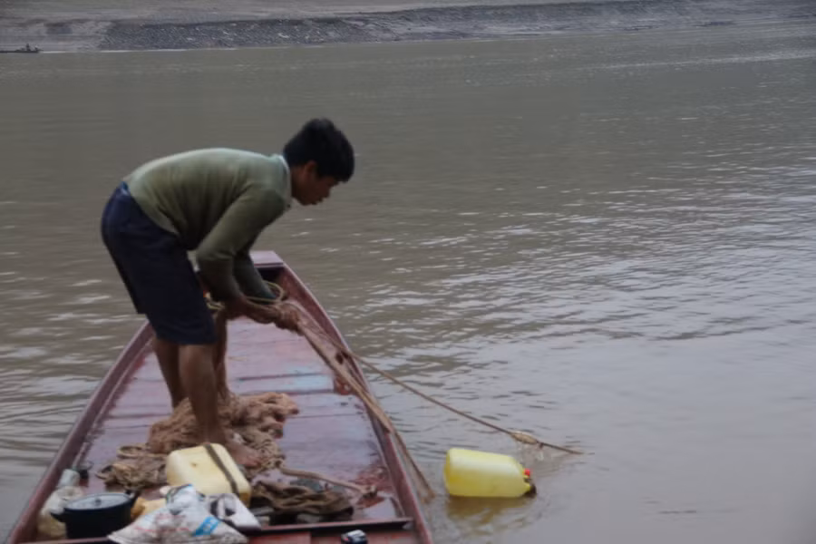 Anh Hoàng Văn Đạo, xã Tà Hộc kéo lưới bắt cá.