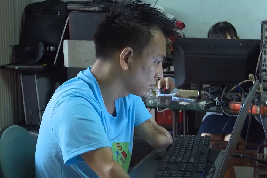 Những người khiếm khuyết có công ăn việc làm ổn định tại công ty của anh Hải.