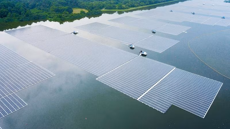 Trang trại điện mặt trời nổi Sembcorp Tengeh ở Singapore. Trang trại điện mặt trời nổi Sembcorp Tengeh ở Singapore.