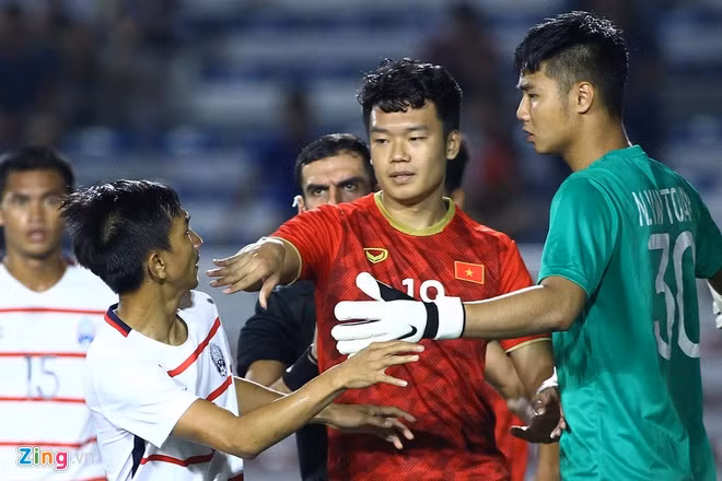 Thủ thành Văn Toản bị cầu thủ Keo Sokpheng "cà khịa" khi U22 Campuchia được hưởng quả đá phạt ở phút thứ 50. Sau đó, Sokpheng và người xông vào phản ứng là Thành Chung đều bị thẻ vàng. Ảnh: Quang Thịnh, Đỗ Hải.