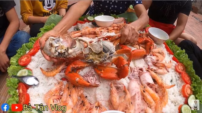 Khó hiểu công thức nấu nia cơm “siêu to khổng lồ” của bà Tân Vlog: Cơm hải sản là cơm trắng rồi đặt hải sản hấp lên trên? ảnh 12 Dân tình lại được dịp đặt dấu ? to đùng về nia cơm siêu to khổng lồ của bà Tân Vlog: cơm hải sản là cơm trắng rồi đặt hải sản hấp lên trên?-13