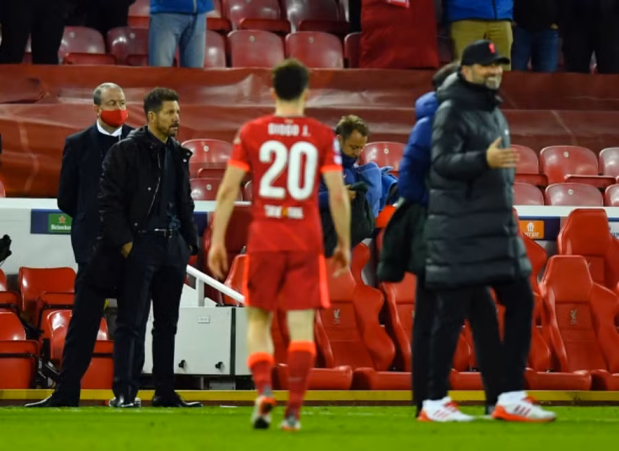 Simeone lần nữa từ chối bắt tay Klopp sau trận thua của Atletico Madrid trước Liverpool.