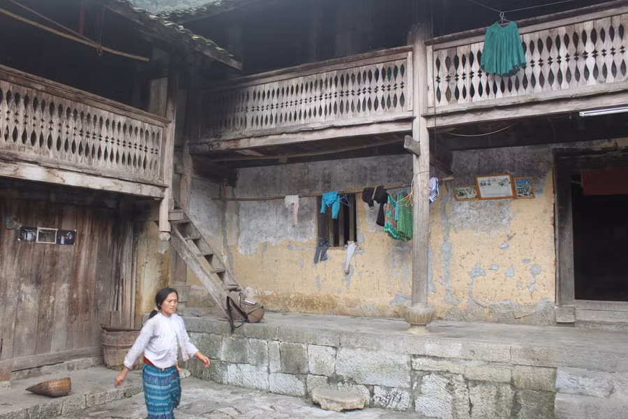 Nhà trình tường của ông Mua Súa Páo ở Sủng Là (Đồng Văn, Hà Giang) làm nền cho phim nhựa 'Chuyện của Pao' do đạo diễn Quang Hải thực hiện đoạt giải Cánh diều vàng năm 2006.