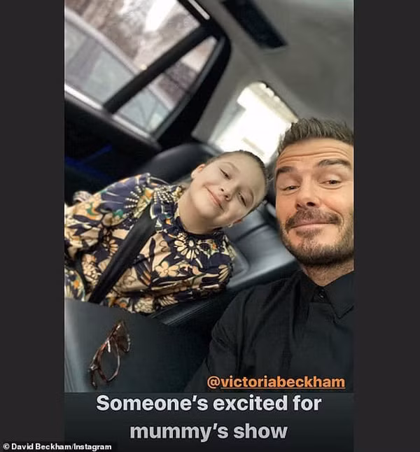 Con gái 8 tuổi của David Beckham lại gây sốt trong show diễn thời trang của mẹ - Ảnh 4.