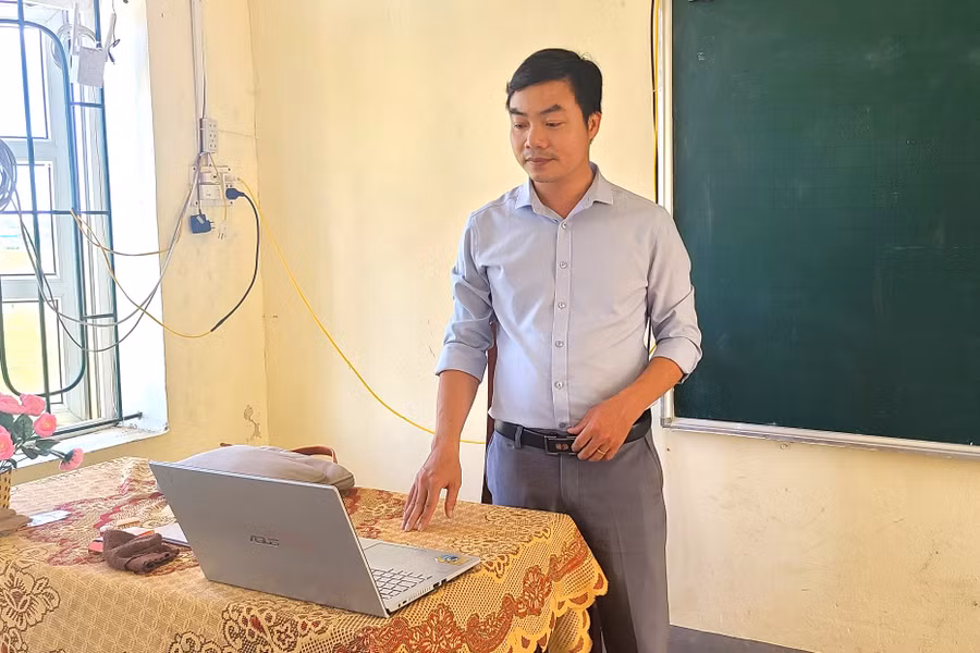 Thầy Hòa luôn tìm tòi các phương pháp để truyền đạt kiến thức tốt nhất cho học trò. (Ảnh: T.H)