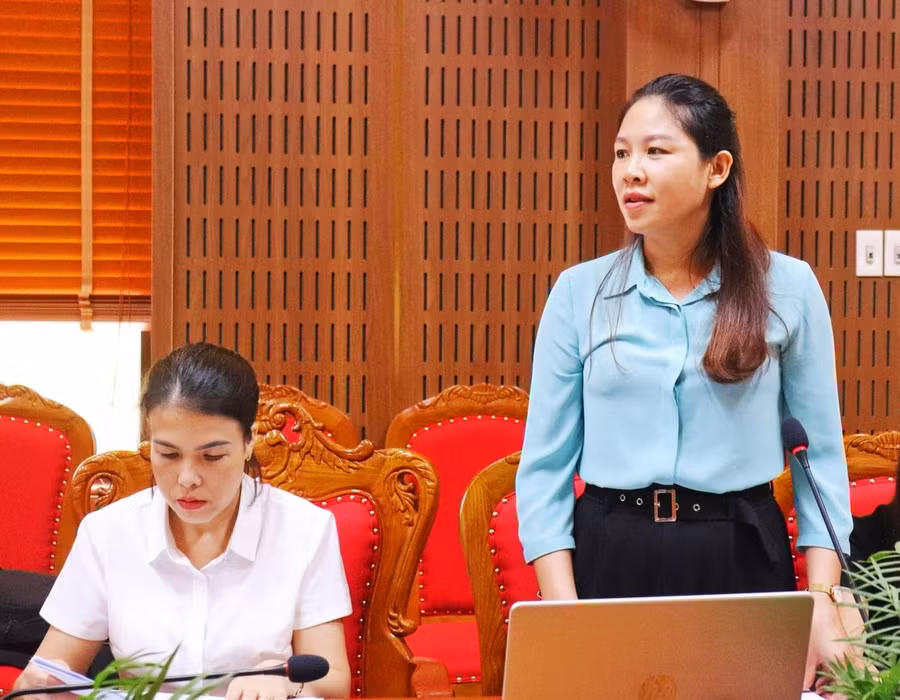 Bà Lường Thị Vinh, Phó trưởng phòng GD&amp;ĐT huyện Sông Mã phát biểu tại hội nghị.