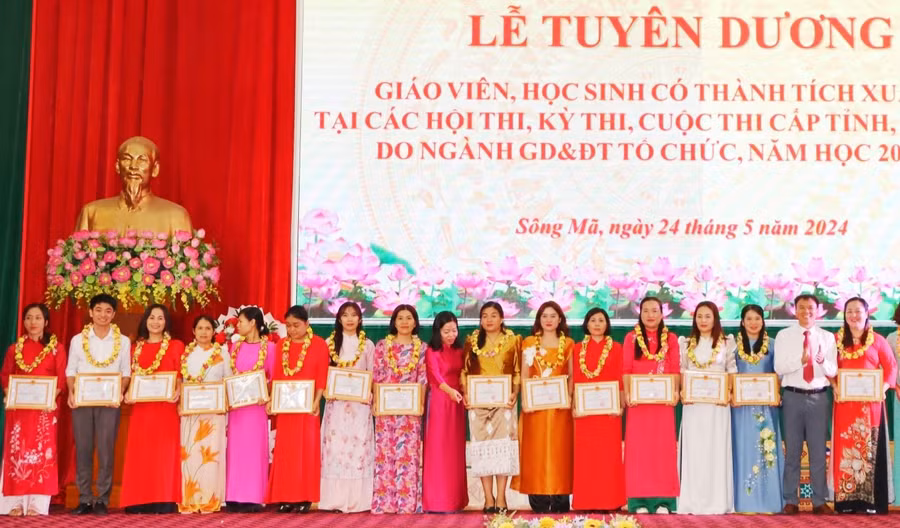 Các giáo viên đạt thành tích xuất sắc trong công tác giảng dạy năm học 2023 - 2024 nhận giấy khen.