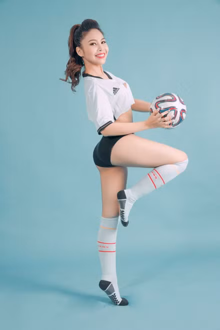 A hau Hoang Yen My khoe dang ngoc co vu doi tuyen Duc - Anh 6