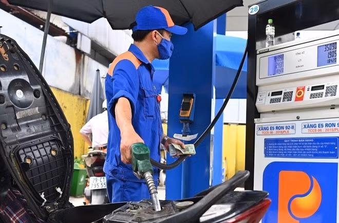 Bộ Công Thương rà soát toàn bộ việc cấp phép kinh doanh xăng dầu.