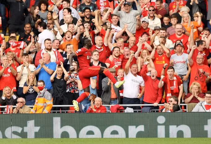 Sân Anfield bùng nổ khi Mane ghi bàn thứ 100 cho Liverpool.