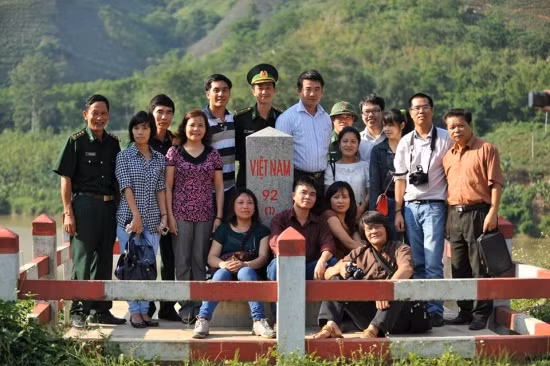 Nhà văn Tống Ngọc Hân (người ngồi đầu tiên từ bên trái sang) cùng các nhà văn và cán bộ, chiến sĩ bộ đội biên phòng Lào Cai. Ảnh: NVCC Nhà văn Tống Ngọc Hân (người ngồi đầu tiên từ bên trái sang) cùng các nhà văn và cán bộ, chiến sĩ bộ đội biên phòng Lào Cai. Ảnh: NVCC