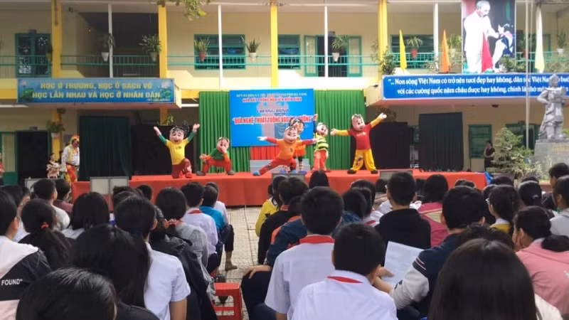 Một số tiết mục biểu diễn của Nhà hát Tuồng Nguyễn Hiển Dĩnh được tạo hình gần gũi với HS.