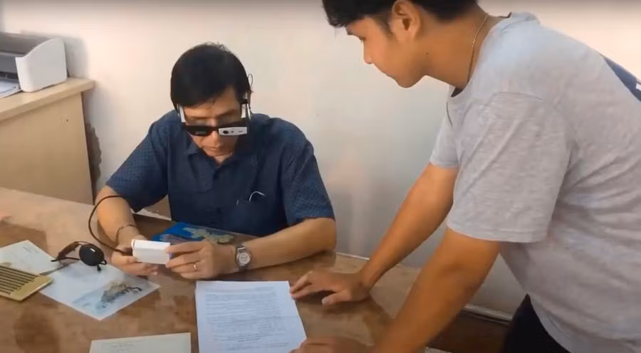 Thử nghiệm kính thông minh cho người khiếm thị để đọc văn bản.