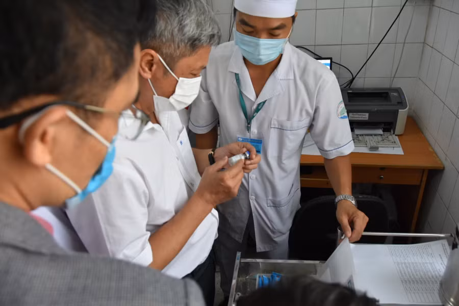 Thứ trưởng Bộ Y tế Nguyễn Trường Sơn kiểm tra công tác liên quan đến vaccine. Ảnh: Khôi Nguyễn