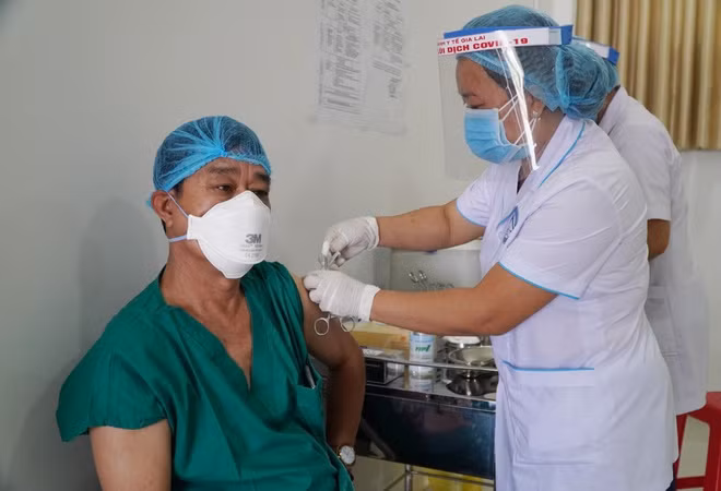 Những mũi tiêm vắc xin ngừa Covid-19 đầu tiên của cán bộ Bệnh viện dã chiến tỉnh Gia Lai. Ảnh: T.H.