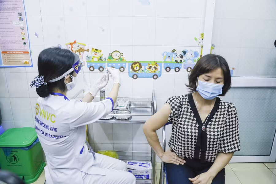 Những mũi tiêm vắc xin COVID-19 đầu tiên tại Hải Dương hôm 8/3. Ảnh: VNVC.