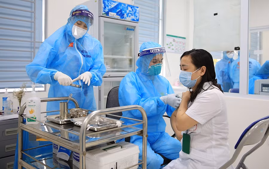 Những mũi tiêm đầu tiên sẽ được thực hiện tại cơ sở 2 (Kim Chung, Đông Anh, Hà Nội) của Bệnh viện. Thứ trưởng Bộ Y tế Trần Văn Thuấn trực tiếp có mặt giám sát buổi tiêm.