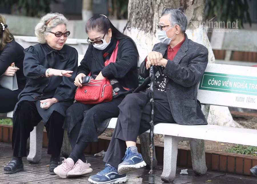 NSƯT Lê Mai (ngoài cùng, trái) cũng có mặt để chờ vào nói lời tiễn biệt với cố nghệ sĩ Trần Hạnh. Ảnh: VNN