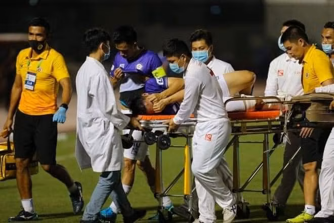 Pha phạm lỗi của Hoàng Thịnh khiến Hùng Dũng bị gãy xương mác, xương chày, phải nhập viện cấp cứu.