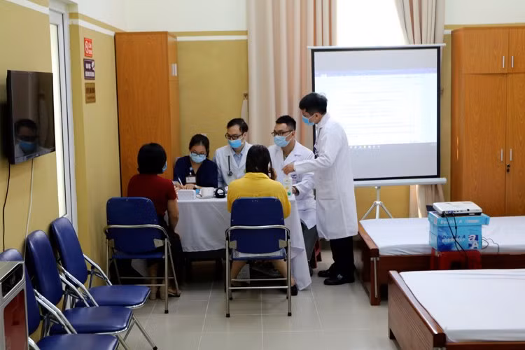 Những tình nguyện viên đầu tiên tham gia tiêm thử nghiệm vắc xin COVIVAC. Ảnh: Baotintuc.