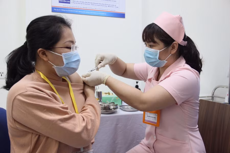 Người tình nguyện tham gia nghiên cứu sẽ được tiêm 2 mũi (tiêm vắc xin hoặc tiêm giả dược) cách nhau 28 ngày. Ảnh: SKĐS.