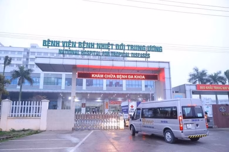 Xe chuyên dụng của Hệ thống tiêm chủng VNVC đã chở vaccine Covid-19 đến điểm tiêm, vaccine Covid-19 được đưa vào kho lạnh bảo quản vaccine của bệnh viện và được kiểm tra trước khi tiêm cho nhân viên y tế của bệnh viện.