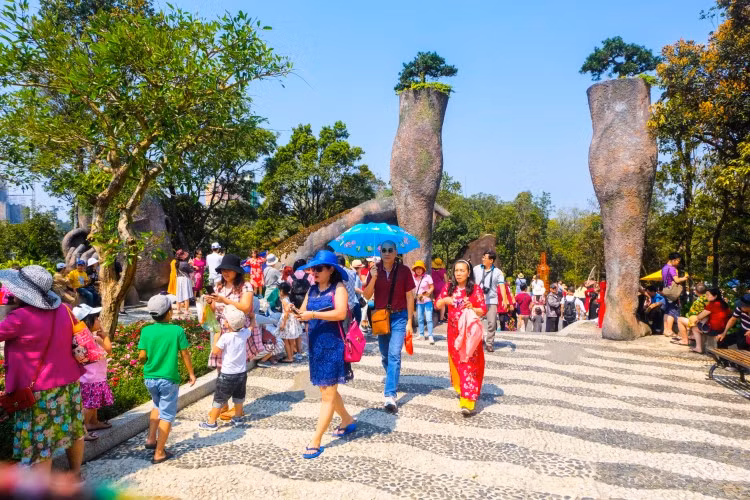 Du khách tham quan Khu du lịch Sun World Bà Nà Hills.