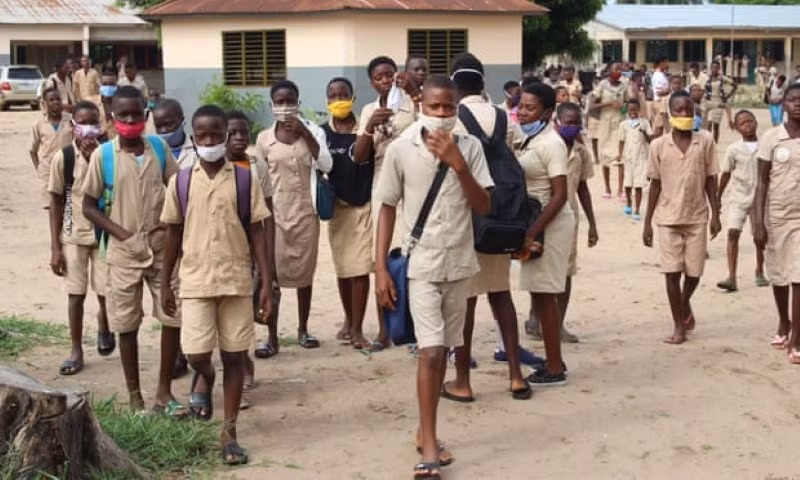 Học sinh ở Cotonou (Benin) trở lại trường học vào ngày 11/5.