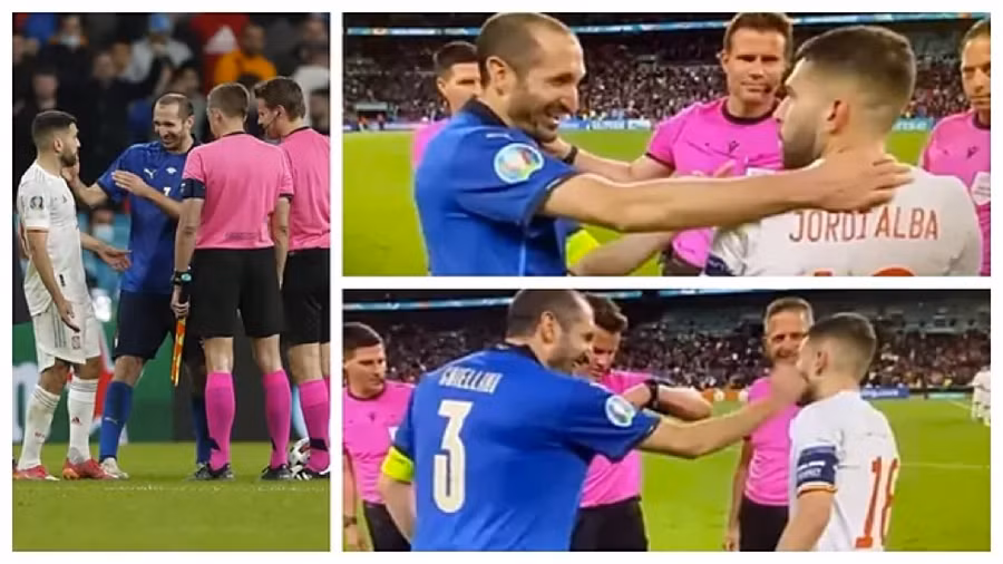 Giorgio Chiellini (áo xanh) và Jordi Alba trước loạt sút luân lưu ở trận bán kết Euro 2020.