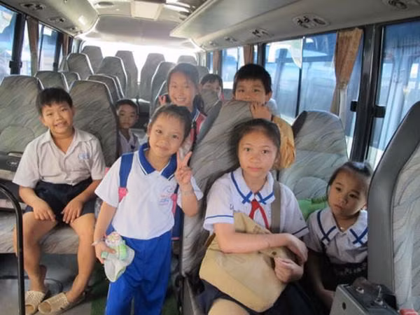 Trang bị kĩ năng thoát hiểm cho HS khi đi học bằng xe buýt