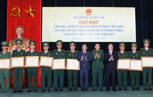 Các cán bộ, chiến sỹ Bộ đội biên phòng được Bộ trưởng Phùng Xuân Nhạ tặng Bằng khen là những người tham gia hoặc đã từng tham gia công tác dạy học, xóa mù chữ cho học sinh ở vùng sâu, vùng xa, hải đảo của Tổ quốc... Các cán bộ, chiến sỹ Bộ đội biên phòng được Bộ trưởng Phùng Xuân Nhạ tặng Bằng khen là những người tham gia hoặc đã từng tham gia công tác dạy học, xóa mù chữ cho học sinh ở vùng sâu, vùng xa, hải đảo của Tổ quốc...