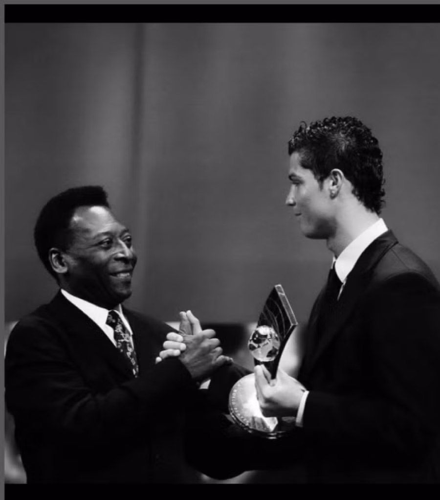 Ronaldo cũng đã vinh danh Pele trên phương tiện truyền thông xã hội. Ronaldo cũng đã vinh danh Pele trên phương tiện truyền thông xã hội.