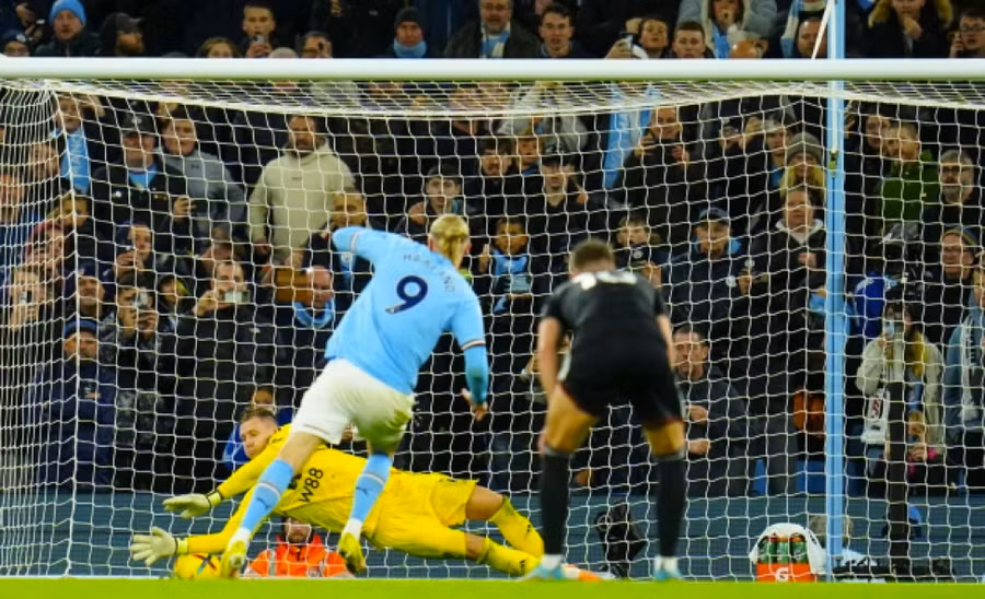 Haaland đã thực hiện quả phạt đền giúp Man City thắng ở phút 90+5.