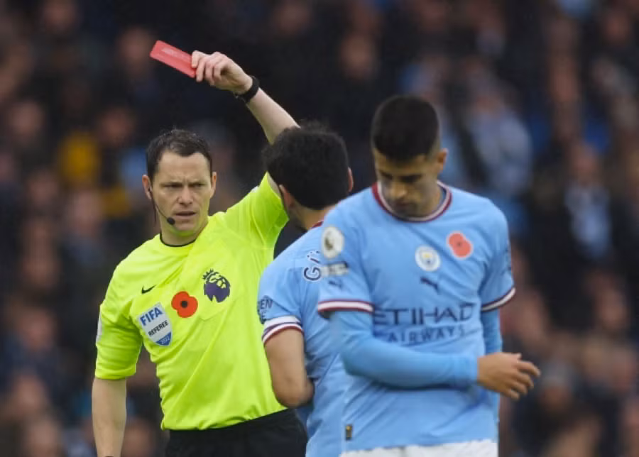Cancelo bị đuổi khỏi sân khiến Man City thi đấu thiếu người từ phút 26.