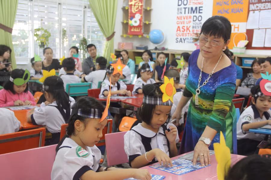 Cô và trò trong phòng học mới