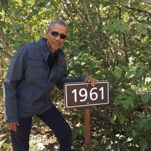 Các biển đánh dấu dọc sông băng Exit cho thấy sự thu hẹp của dòng sông theo thời gian. Ảnh: Thewhitehouse. Các biển đánh dấu dọc sông băng Exit cho thấy sự thu hẹp của dòng sông theo thời gian.