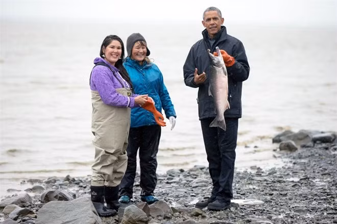 Alaska có nguồn cá hồi chất lượng cao nhờ nước sạch và không khí lạnh. Ảnh: Thewhitehouse. Alaska có nguồn cá hồi chất lượng cao nhờ nước sạch và không khí lạnh.